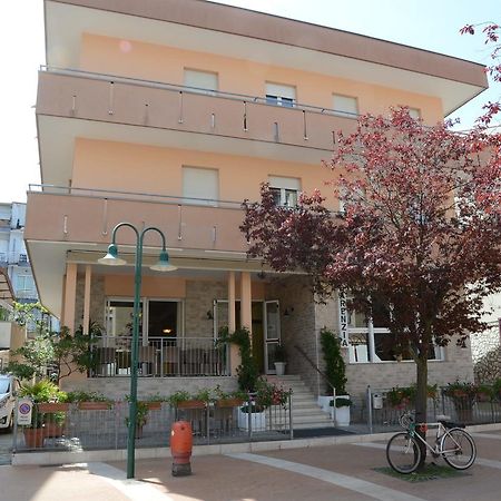 Albergo Larenzia Cattolica Exterior photo